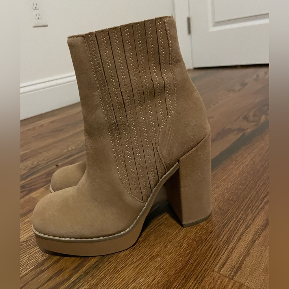 Steve Madden Platform Boots. Tan Suede. Size 7.5.